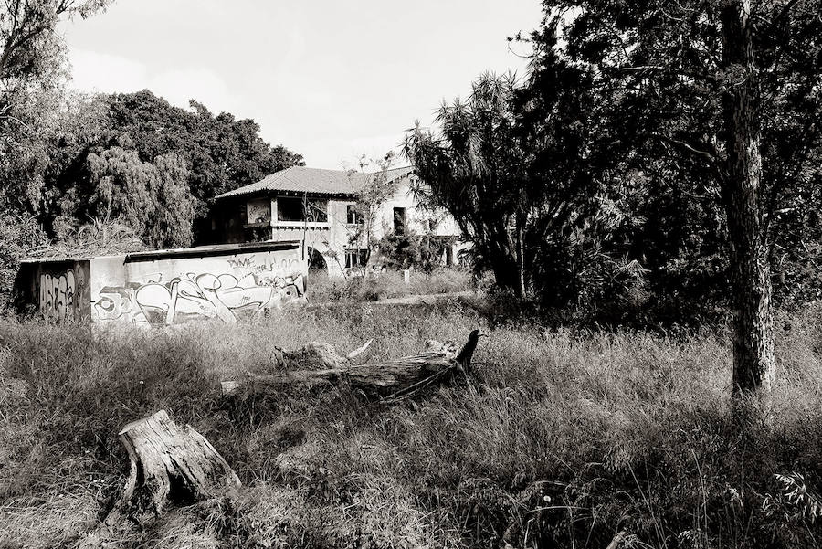 Durante décadas fue conocida como 'El Vaticano', una exclusiva zona residencial hecha por y para directivos vascos. Casi un siglo después, sus ruinas recuerdan el pasado industrial de Puerto de Sagunto, un enclave estratégico bombardeado más de cien veces en la Guerra Civil.