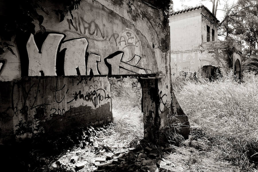 Durante décadas fue conocida como 'El Vaticano', una exclusiva zona residencial hecha por y para directivos vascos. Casi un siglo después, sus ruinas recuerdan el pasado industrial de Puerto de Sagunto, un enclave estratégico bombardeado más de cien veces en la Guerra Civil.