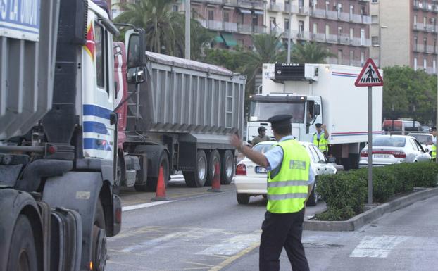 La policía regula el tráfico en el puerto de Valencia. 