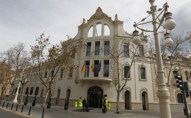 Fachada del hotel, tras la que estaría la Gran Pista de la Exposición Regional.