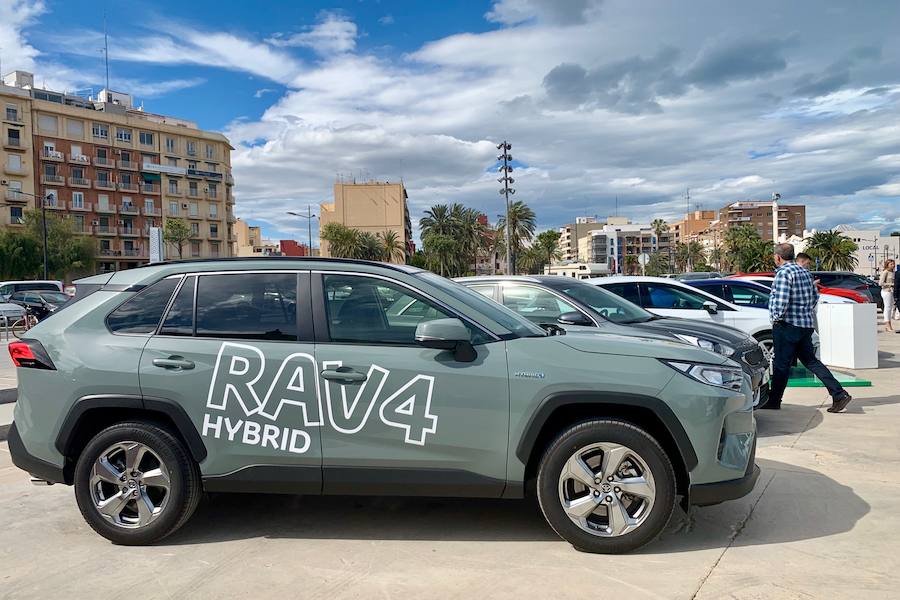 Éxito rotundo de la Feria ECOMOV. Miles de personas se han acercado a La Marina de Valencia para conocer las últimas novedades en eco-movilidad: coches, motos y bicicletas eléctricas. Del viernes 17 al domingo 19 de mayo, se han realizado cientos de pruebas para dar a conocer al público la realidad de los nuevos vehículos ecológicos.