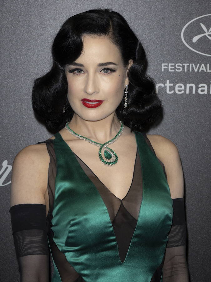 El Festival de cine de Cannes (14 a 25 de mayo) sigue derrochando glamur. Este sábado, con protagonismo español. La película 'Dolor y gloria', de Pedro Almodóvar, fue recibida con un clamor unánime por la prensa internacional y francesa en el Festival de Cannes, tras su proyección el viernes por la noche en liza por la Palma de Oro. Pedro Almodóvar se mostraba emocionado tras las buenas críticas del filme, a la espera de ver si dentro de una semana gana, por fin, la Palma de Oro, al sexto intento..