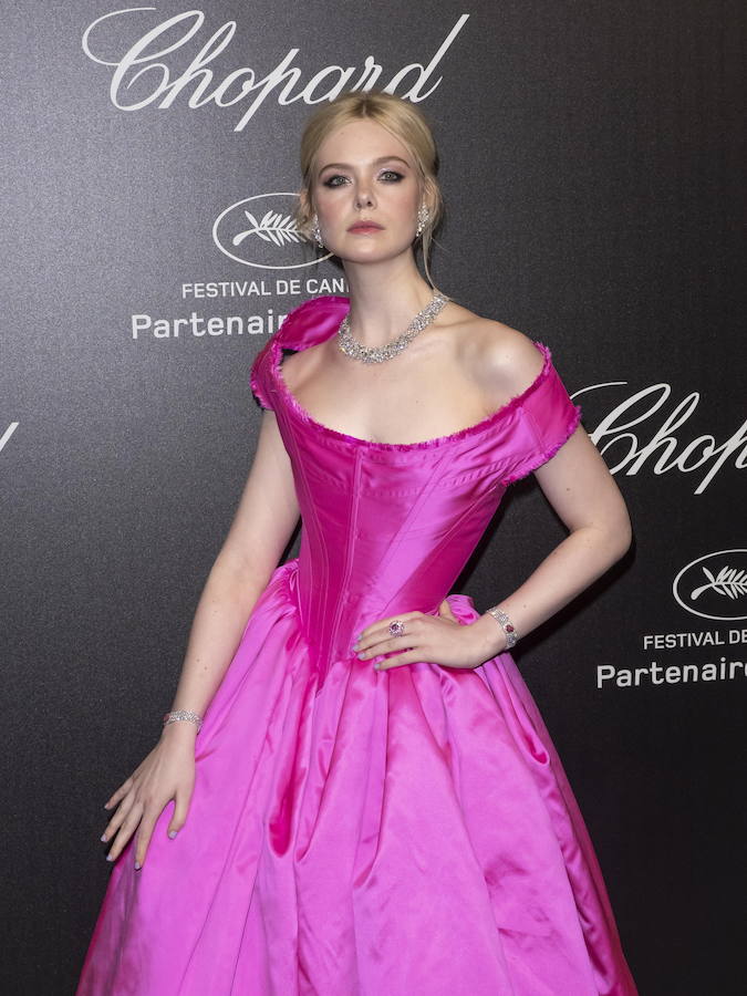 El Festival de cine de Cannes (14 a 25 de mayo) sigue derrochando glamur. Este sábado, con protagonismo español. La película 'Dolor y gloria', de Pedro Almodóvar, fue recibida con un clamor unánime por la prensa internacional y francesa en el Festival de Cannes, tras su proyección el viernes por la noche en liza por la Palma de Oro. Pedro Almodóvar se mostraba emocionado tras las buenas críticas del filme, a la espera de ver si dentro de una semana gana, por fin, la Palma de Oro, al sexto intento..