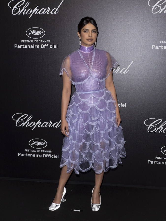 El Festival de cine de Cannes (14 a 25 de mayo) sigue derrochando glamur. Este sábado, con protagonismo español. La película 'Dolor y gloria', de Pedro Almodóvar, fue recibida con un clamor unánime por la prensa internacional y francesa en el Festival de Cannes, tras su proyección el viernes por la noche en liza por la Palma de Oro. Pedro Almodóvar se mostraba emocionado tras las buenas críticas del filme, a la espera de ver si dentro de una semana gana, por fin, la Palma de Oro, al sexto intento..