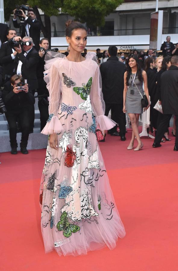 El Festival de cine de Cannes (14 a 25 de mayo) sigue derrochando glamur. Este sábado, con protagonismo español. La película 'Dolor y gloria', de Pedro Almodóvar, fue recibida con un clamor unánime por la prensa internacional y francesa en el Festival de Cannes, tras su proyección el viernes por la noche en liza por la Palma de Oro. Pedro Almodóvar se mostraba emocionado tras las buenas críticas del filme, a la espera de ver si dentro de una semana gana, por fin, la Palma de Oro, al sexto intento..