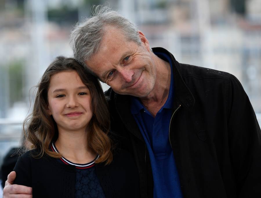 El Festival de cine de Cannes (14 a 25 de mayo) sigue derrochando glamur. Este sábado, con protagonismo español. La película 'Dolor y gloria', de Pedro Almodóvar, fue recibida con un clamor unánime por la prensa internacional y francesa en el Festival de Cannes, tras su proyección el viernes por la noche en liza por la Palma de Oro. Pedro Almodóvar se mostraba emocionado tras las buenas críticas del filme, a la espera de ver si dentro de una semana gana, por fin, la Palma de Oro, al sexto intento..