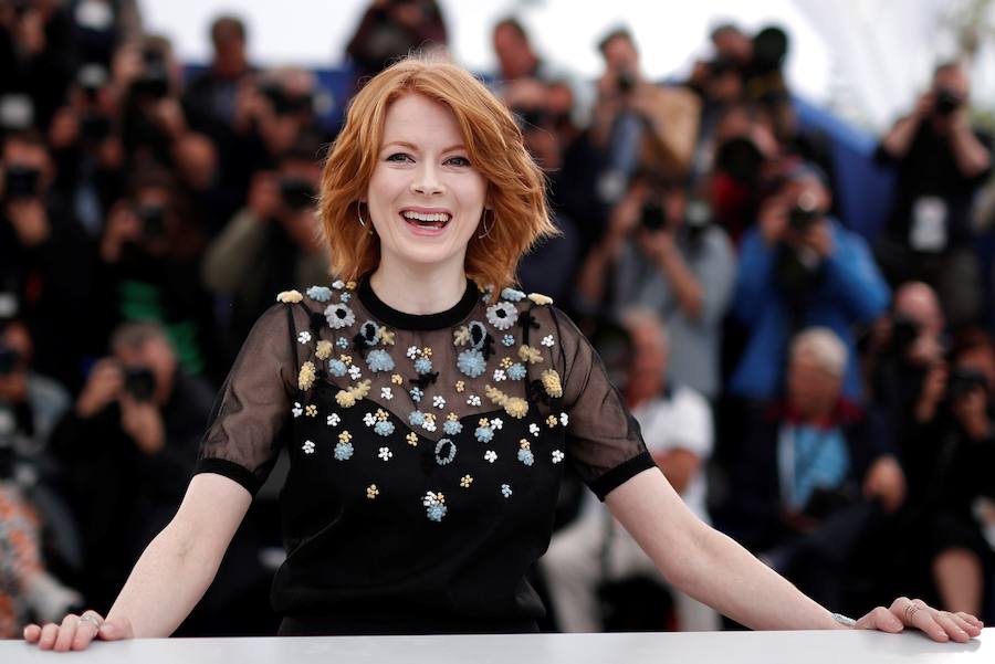 El Festival de cine de Cannes (14 a 25 de mayo) sigue derrochando glamur. Este sábado, con protagonismo español. La película 'Dolor y gloria', de Pedro Almodóvar, fue recibida con un clamor unánime por la prensa internacional y francesa en el Festival de Cannes, tras su proyección el viernes por la noche en liza por la Palma de Oro. Pedro Almodóvar se mostraba emocionado tras las buenas críticas del filme, a la espera de ver si dentro de una semana gana, por fin, la Palma de Oro, al sexto intento..