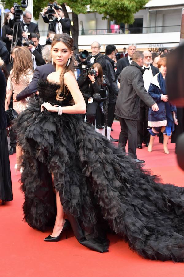 El Festival de cine de Cannes (14 a 25 de mayo) sigue derrochando glamur. Este sábado, con protagonismo español. La película 'Dolor y gloria', de Pedro Almodóvar, fue recibida con un clamor unánime por la prensa internacional y francesa en el Festival de Cannes, tras su proyección el viernes por la noche en liza por la Palma de Oro. Pedro Almodóvar se mostraba emocionado tras las buenas críticas del filme, a la espera de ver si dentro de una semana gana, por fin, la Palma de Oro, al sexto intento..