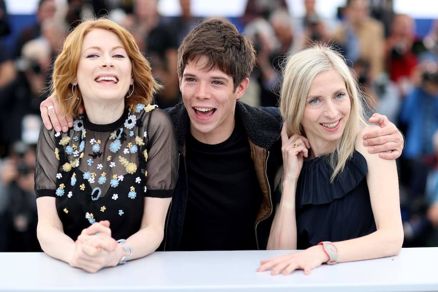 El Festival de cine de Cannes (14 a 25 de mayo) sigue derrochando glamur. Este sábado, con protagonismo español. La película 'Dolor y gloria', de Pedro Almodóvar, fue recibida con un clamor unánime por la prensa internacional y francesa en el Festival de Cannes, tras su proyección el viernes por la noche en liza por la Palma de Oro. Pedro Almodóvar se mostraba emocionado tras las buenas críticas del filme, a la espera de ver si dentro de una semana gana, por fin, la Palma de Oro, al sexto intento..