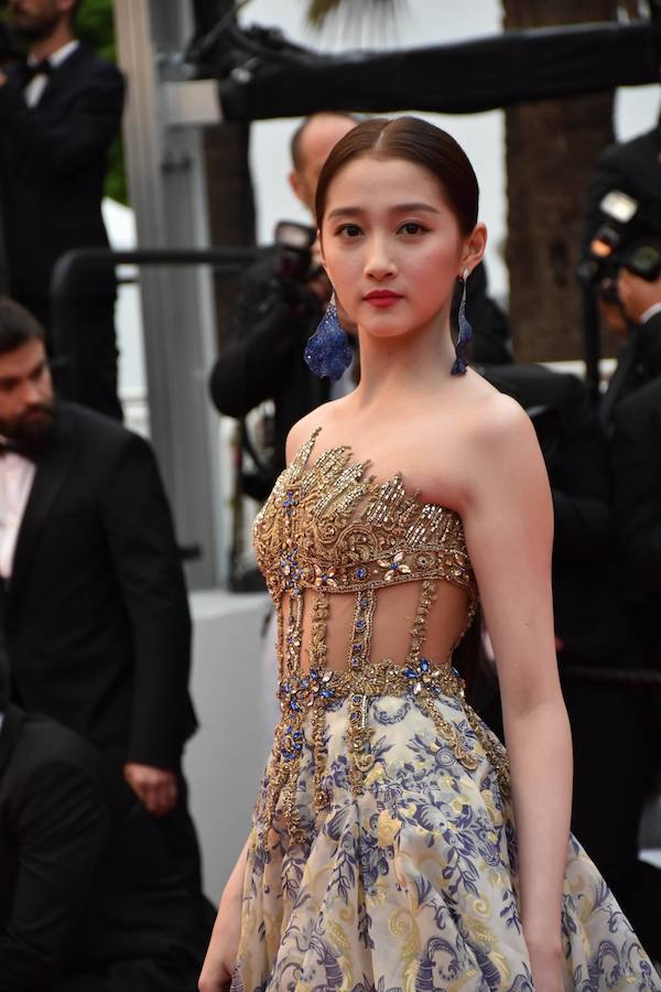 El Festival de cine de Cannes (14 a 25 de mayo) sigue derrochando glamur. Este sábado, con protagonismo español. La película 'Dolor y gloria', de Pedro Almodóvar, fue recibida con un clamor unánime por la prensa internacional y francesa en el Festival de Cannes, tras su proyección el viernes por la noche en liza por la Palma de Oro. Pedro Almodóvar se mostraba emocionado tras las buenas críticas del filme, a la espera de ver si dentro de una semana gana, por fin, la Palma de Oro, al sexto intento..