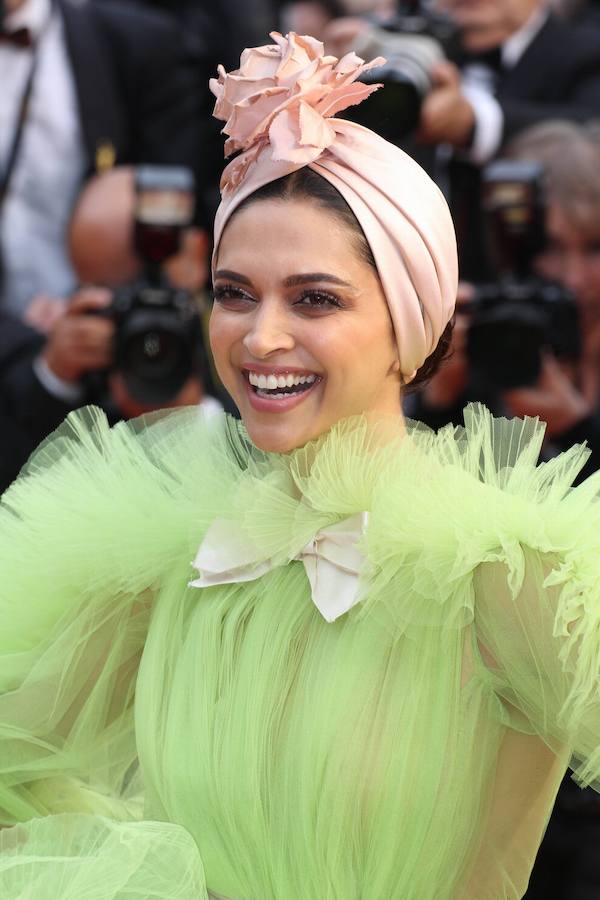 El Festival de cine de Cannes (14 a 25 de mayo) sigue derrochando glamur. Este sábado, con protagonismo español. La película 'Dolor y gloria', de Pedro Almodóvar, fue recibida con un clamor unánime por la prensa internacional y francesa en el Festival de Cannes, tras su proyección el viernes por la noche en liza por la Palma de Oro. Pedro Almodóvar se mostraba emocionado tras las buenas críticas del filme, a la espera de ver si dentro de una semana gana, por fin, la Palma de Oro, al sexto intento..