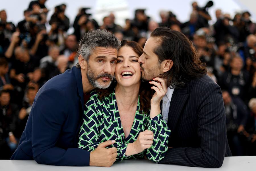 El Festival de cine de Cannes (14 a 25 de mayo) sigue derrochando glamur. Este sábado, con protagonismo español. La película 'Dolor y gloria', de Pedro Almodóvar, fue recibida con un clamor unánime por la prensa internacional y francesa en el Festival de Cannes, tras su proyección el viernes por la noche en liza por la Palma de Oro. Pedro Almodóvar se mostraba emocionado tras las buenas críticas del filme, a la espera de ver si dentro de una semana gana, por fin, la Palma de Oro, al sexto intento..