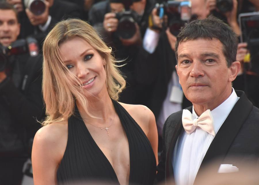 El Festival de cine de Cannes (14 a 25 de mayo) sigue derrochando glamur. Este sábado, con protagonismo español. La película 'Dolor y gloria', de Pedro Almodóvar, fue recibida con un clamor unánime por la prensa internacional y francesa en el Festival de Cannes, tras su proyección el viernes por la noche en liza por la Palma de Oro. Pedro Almodóvar se mostraba emocionado tras las buenas críticas del filme, a la espera de ver si dentro de una semana gana, por fin, la Palma de Oro, al sexto intento..