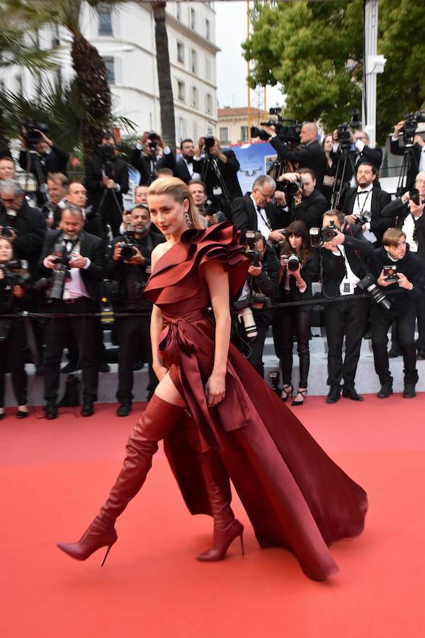 El Festival de cine de Cannes (14 a 25 de mayo) sigue derrochando glamur. Este sábado, con protagonismo español. La película 'Dolor y gloria', de Pedro Almodóvar, fue recibida con un clamor unánime por la prensa internacional y francesa en el Festival de Cannes, tras su proyección el viernes por la noche en liza por la Palma de Oro. Pedro Almodóvar se mostraba emocionado tras las buenas críticas del filme, a la espera de ver si dentro de una semana gana, por fin, la Palma de Oro, al sexto intento..