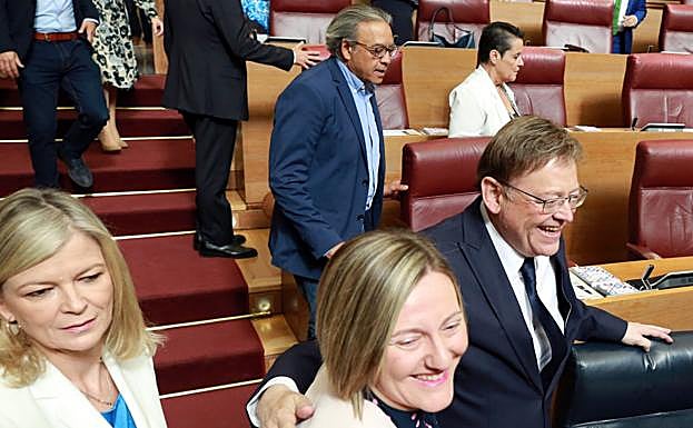 Ximo Puig sonríe junto a María José Salvador en el pleno del pasado jueves. 