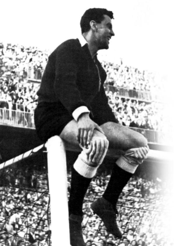 La mítica imagen de Quique Martín subido a la portería de Chamartín celebrando la Copa.  