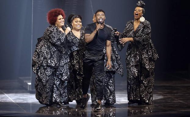 John Lundvik canta 'Too late for love'. 