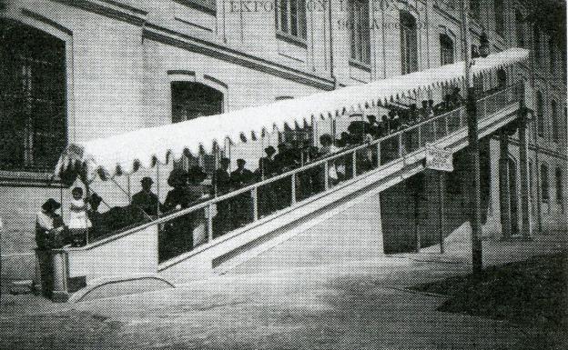 Escalera mecánica Tapis Roulant para acceder al primer piso del Palacio de Industria.