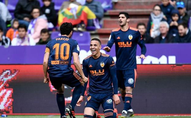 Rodrigo Moreno (c) celebra con Parejo el gol que le marcó al Valladolid. 