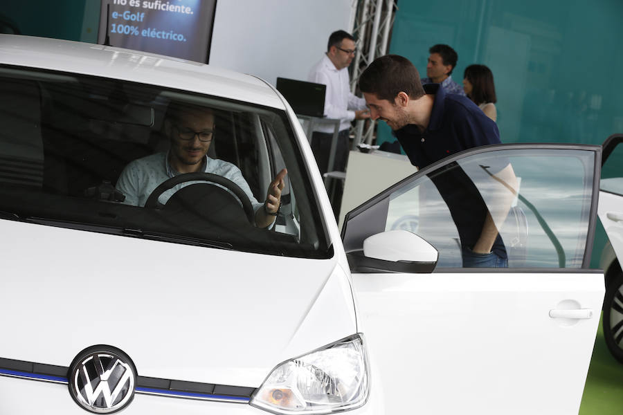 Éxito rotundo de la Feria ECOMOV. Miles de personas se han acercado a La Marina de Valencia para conocer las últimas novedades en eco-movilidad: coches, motos y bicicletas eléctricas. Del viernes 17 al domingo 19 de mayo, se han realizado cientos de pruebas para dar a conocer al público la realidad de los nuevos vehículos ecológicos.