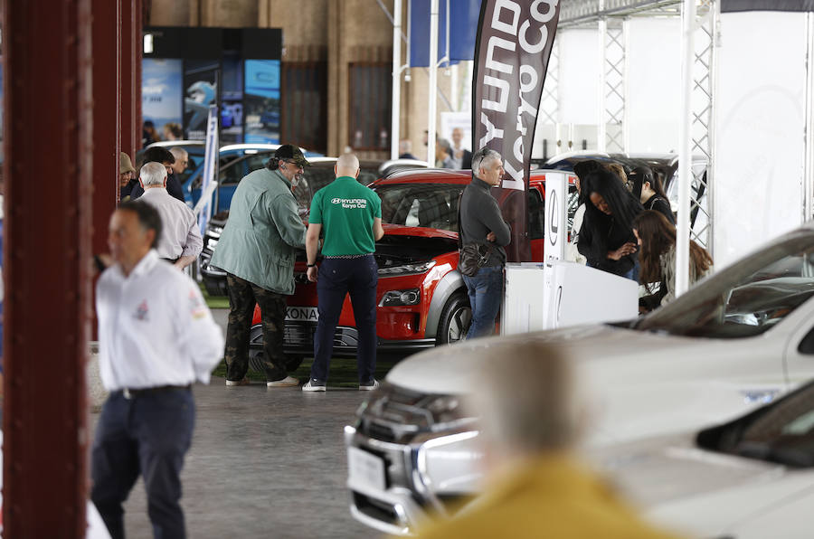 Éxito rotundo de la Feria ECOMOV. Miles de personas se han acercado a La Marina de Valencia para conocer las últimas novedades en eco-movilidad: coches, motos y bicicletas eléctricas. Del viernes 17 al domingo 19 de mayo, se han realizado cientos de pruebas para dar a conocer al público la realidad de los nuevos vehículos ecológicos.