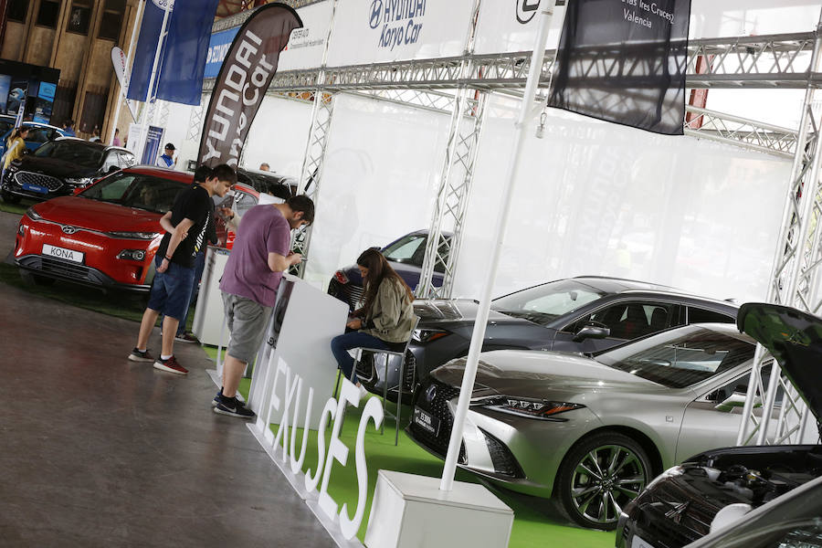 Éxito rotundo de la Feria ECOMOV. Miles de personas se han acercado a La Marina de Valencia para conocer las últimas novedades en eco-movilidad: coches, motos y bicicletas eléctricas. Del viernes 17 al domingo 19 de mayo, se han realizado cientos de pruebas para dar a conocer al público la realidad de los nuevos vehículos ecológicos.