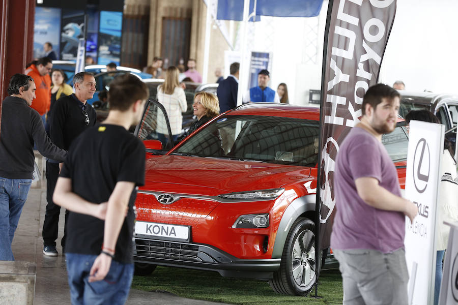 Éxito rotundo de la Feria ECOMOV. Miles de personas se han acercado a La Marina de Valencia para conocer las últimas novedades en eco-movilidad: coches, motos y bicicletas eléctricas. Del viernes 17 al domingo 19 de mayo, se han realizado cientos de pruebas para dar a conocer al público la realidad de los nuevos vehículos ecológicos.