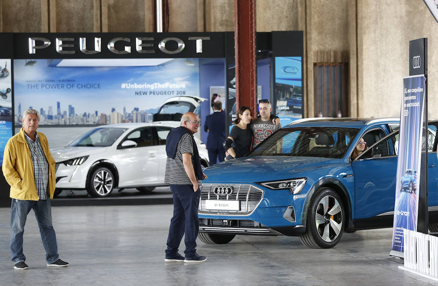 Éxito rotundo de la Feria ECOMOV. Miles de personas se han acercado a La Marina de Valencia para conocer las últimas novedades en eco-movilidad: coches, motos y bicicletas eléctricas. Del viernes 17 al domingo 19 de mayo, se han realizado cientos de pruebas para dar a conocer al público la realidad de los nuevos vehículos ecológicos.
