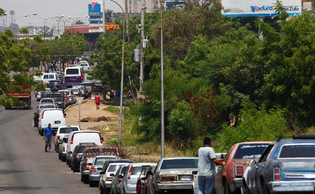Los venezolanos soportan largas colas para llenar el depósito de gasolina de sus vehículos.