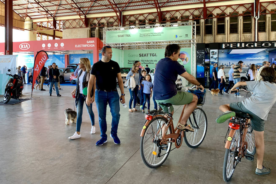 Éxito rotundo de la Feria ECOMOV. Miles de personas se han acercado a La Marina de Valencia para conocer las últimas novedades en eco-movilidad: coches, motos y bicicletas eléctricas. Del viernes 17 al domingo 19 de mayo, se han realizado cientos de pruebas para dar a conocer al público la realidad de los nuevos vehículos ecológicos.