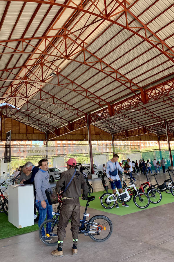 Éxito rotundo de la Feria ECOMOV. Miles de personas se han acercado a La Marina de Valencia para conocer las últimas novedades en eco-movilidad: coches, motos y bicicletas eléctricas. Del viernes 17 al domingo 19 de mayo, se han realizado cientos de pruebas para dar a conocer al público la realidad de los nuevos vehículos ecológicos.