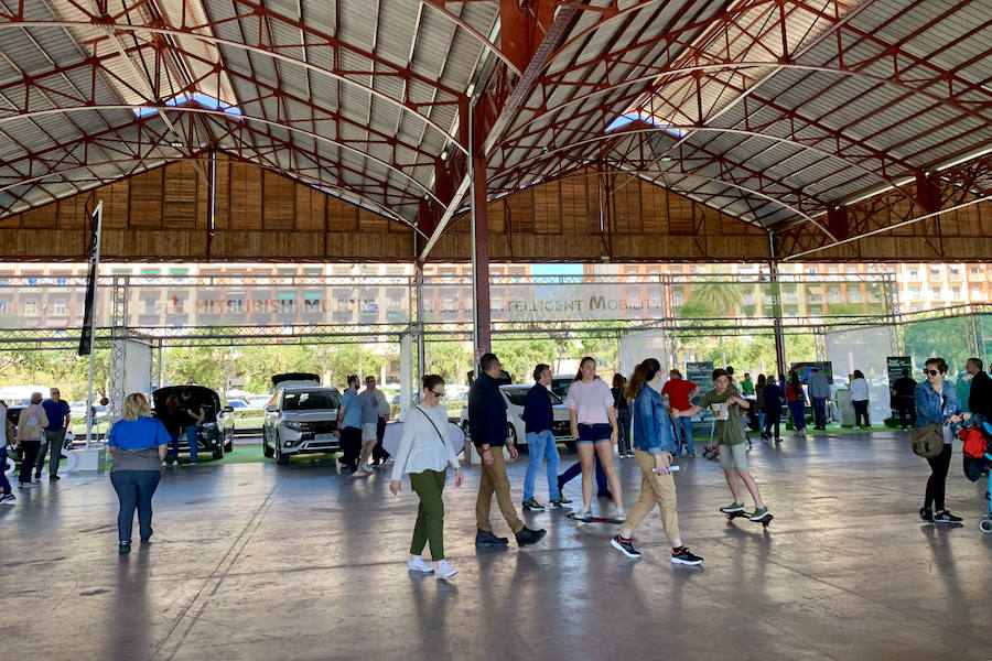 Éxito rotundo de la Feria ECOMOV. Miles de personas se han acercado a La Marina de Valencia para conocer las últimas novedades en eco-movilidad: coches, motos y bicicletas eléctricas. Del viernes 17 al domingo 19 de mayo, se han realizado cientos de pruebas para dar a conocer al público la realidad de los nuevos vehículos ecológicos.