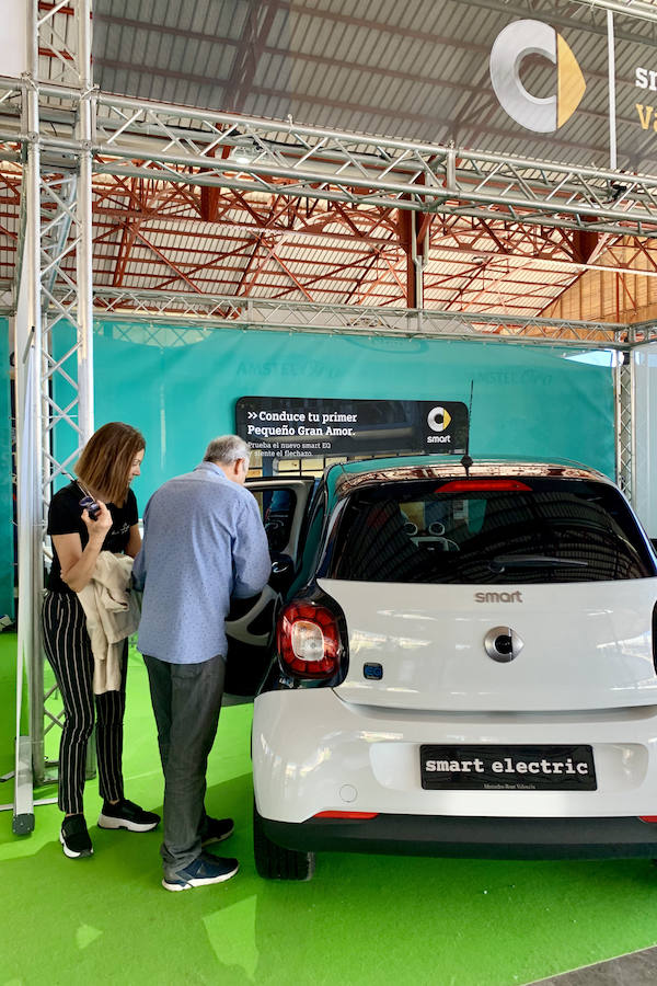 Éxito rotundo de la Feria ECOMOV. Miles de personas se han acercado a La Marina de Valencia para conocer las últimas novedades en eco-movilidad: coches, motos y bicicletas eléctricas. Del viernes 17 al domingo 19 de mayo, se han realizado cientos de pruebas para dar a conocer al público la realidad de los nuevos vehículos ecológicos.