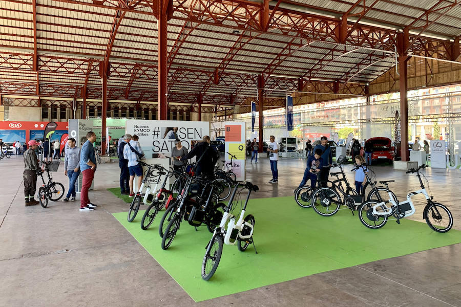 Éxito rotundo de la Feria ECOMOV. Miles de personas se han acercado a La Marina de Valencia para conocer las últimas novedades en eco-movilidad: coches, motos y bicicletas eléctricas. Del viernes 17 al domingo 19 de mayo, se han realizado cientos de pruebas para dar a conocer al público la realidad de los nuevos vehículos ecológicos.