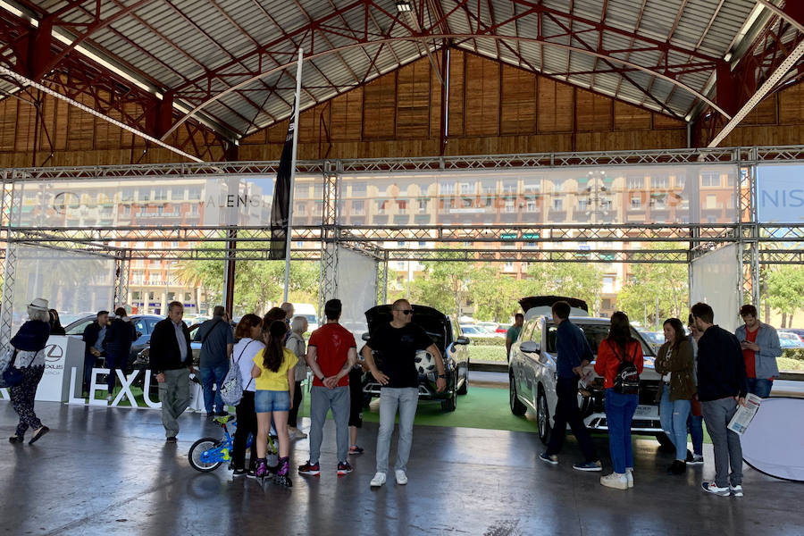 Éxito rotundo de la Feria ECOMOV. Miles de personas se han acercado a La Marina de Valencia para conocer las últimas novedades en eco-movilidad: coches, motos y bicicletas eléctricas. Del viernes 17 al domingo 19 de mayo, se han realizado cientos de pruebas para dar a conocer al público la realidad de los nuevos vehículos ecológicos.