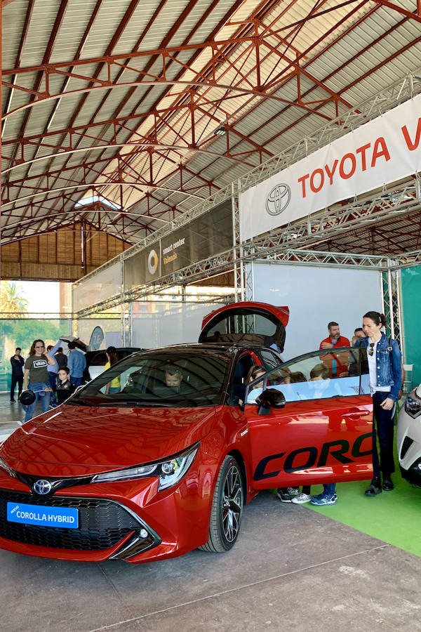 Éxito rotundo de la Feria ECOMOV. Miles de personas se han acercado a La Marina de Valencia para conocer las últimas novedades en eco-movilidad: coches, motos y bicicletas eléctricas. Del viernes 17 al domingo 19 de mayo, se han realizado cientos de pruebas para dar a conocer al público la realidad de los nuevos vehículos ecológicos.