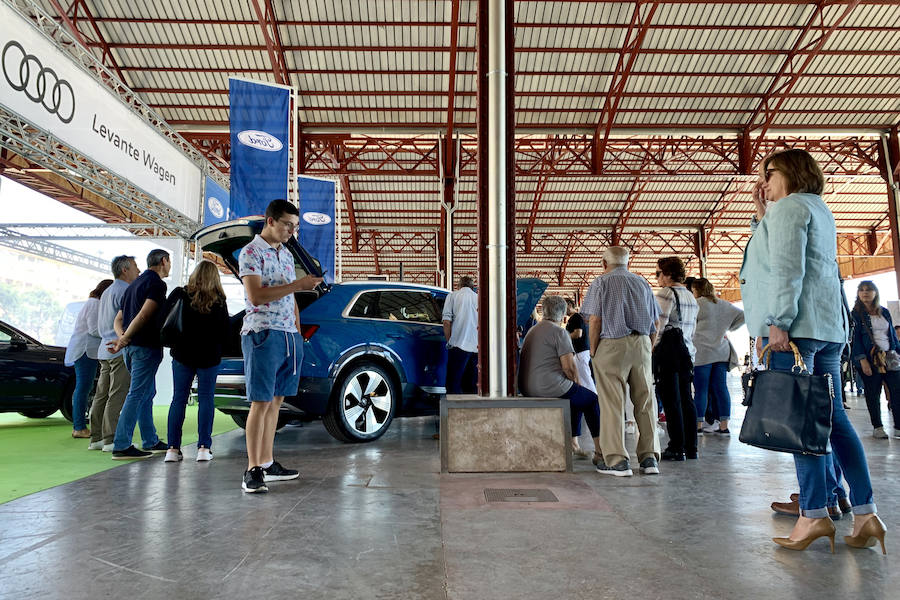 Éxito rotundo de la Feria ECOMOV. Miles de personas se han acercado a La Marina de Valencia para conocer las últimas novedades en eco-movilidad: coches, motos y bicicletas eléctricas. Del viernes 17 al domingo 19 de mayo, se han realizado cientos de pruebas para dar a conocer al público la realidad de los nuevos vehículos ecológicos.