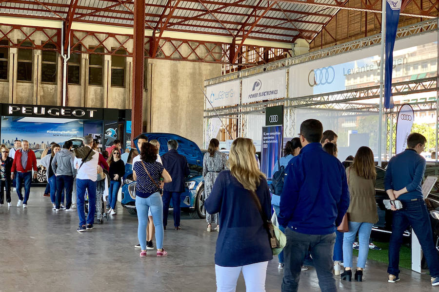 Éxito rotundo de la Feria ECOMOV. Miles de personas se han acercado a La Marina de Valencia para conocer las últimas novedades en eco-movilidad: coches, motos y bicicletas eléctricas. Del viernes 17 al domingo 19 de mayo, se han realizado cientos de pruebas para dar a conocer al público la realidad de los nuevos vehículos ecológicos.