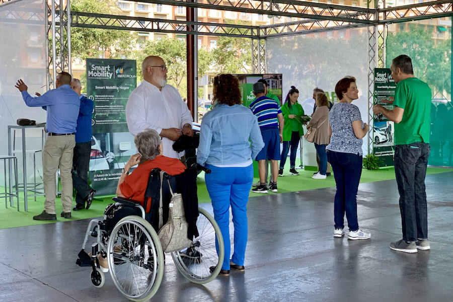 Éxito rotundo de la Feria ECOMOV. Miles de personas se han acercado a La Marina de Valencia para conocer las últimas novedades en eco-movilidad: coches, motos y bicicletas eléctricas. Del viernes 17 al domingo 19 de mayo, se han realizado cientos de pruebas para dar a conocer al público la realidad de los nuevos vehículos ecológicos.