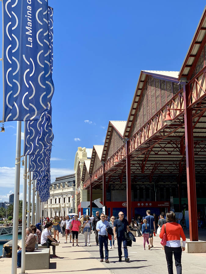 Éxito rotundo de la Feria ECOMOV. Miles de personas se han acercado a La Marina de Valencia para conocer las últimas novedades en eco-movilidad: coches, motos y bicicletas eléctricas. Del viernes 17 al domingo 19 de mayo, se han realizado cientos de pruebas para dar a conocer al público la realidad de los nuevos vehículos ecológicos.