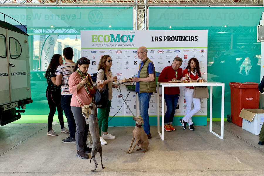 Éxito rotundo de la Feria ECOMOV. Miles de personas se han acercado a La Marina de Valencia para conocer las últimas novedades en eco-movilidad: coches, motos y bicicletas eléctricas. Del viernes 17 al domingo 19 de mayo, se han realizado cientos de pruebas para dar a conocer al público la realidad de los nuevos vehículos ecológicos.