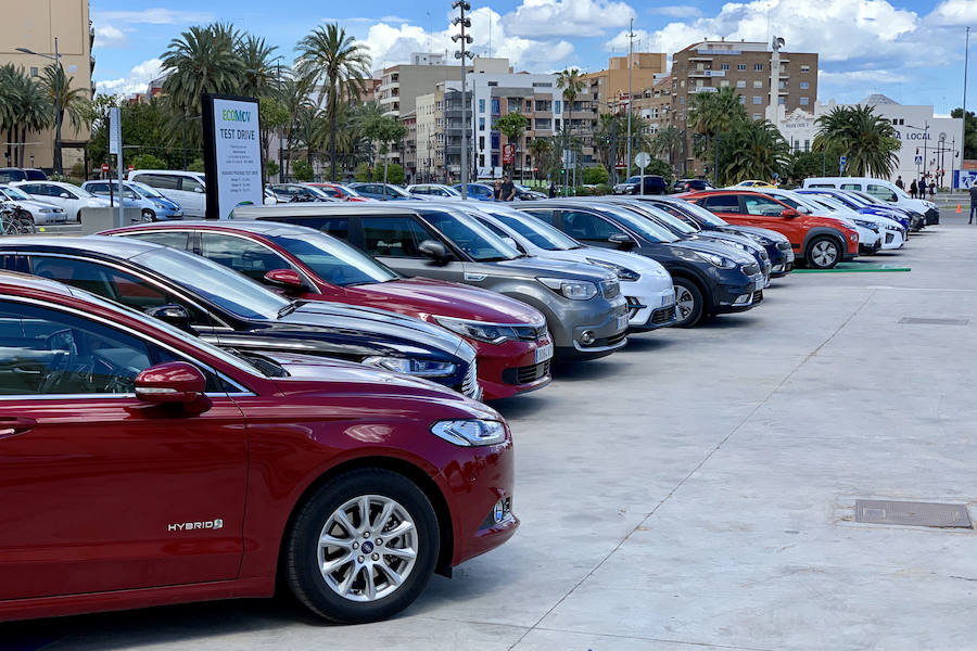 Éxito rotundo de la Feria ECOMOV. Miles de personas se han acercado a La Marina de Valencia para conocer las últimas novedades en eco-movilidad: coches, motos y bicicletas eléctricas. Del viernes 17 al domingo 19 de mayo, se han realizado cientos de pruebas para dar a conocer al público la realidad de los nuevos vehículos ecológicos.