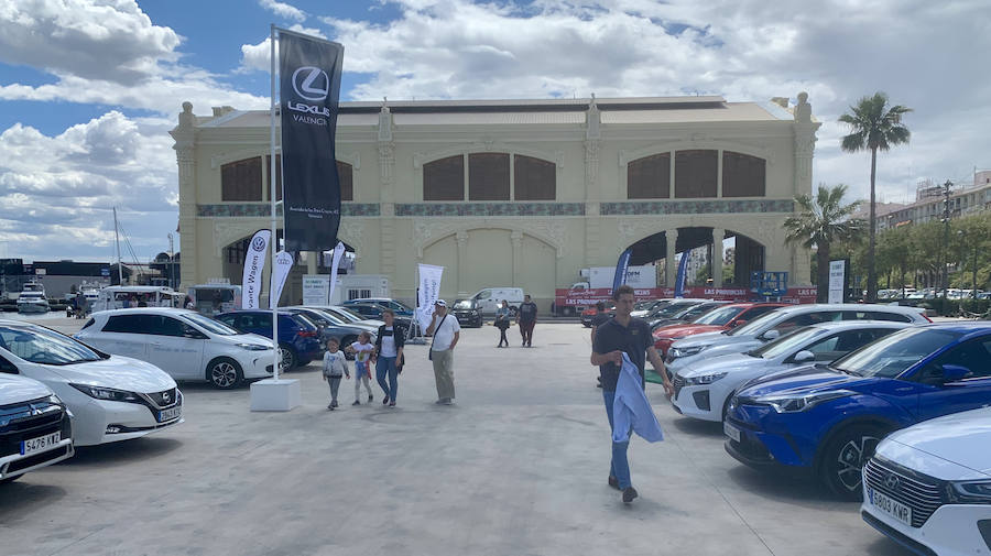 Éxito rotundo de la Feria ECOMOV. Miles de personas se han acercado a La Marina de Valencia para conocer las últimas novedades en eco-movilidad: coches, motos y bicicletas eléctricas. Del viernes 17 al domingo 19 de mayo, se han realizado cientos de pruebas para dar a conocer al público la realidad de los nuevos vehículos ecológicos.