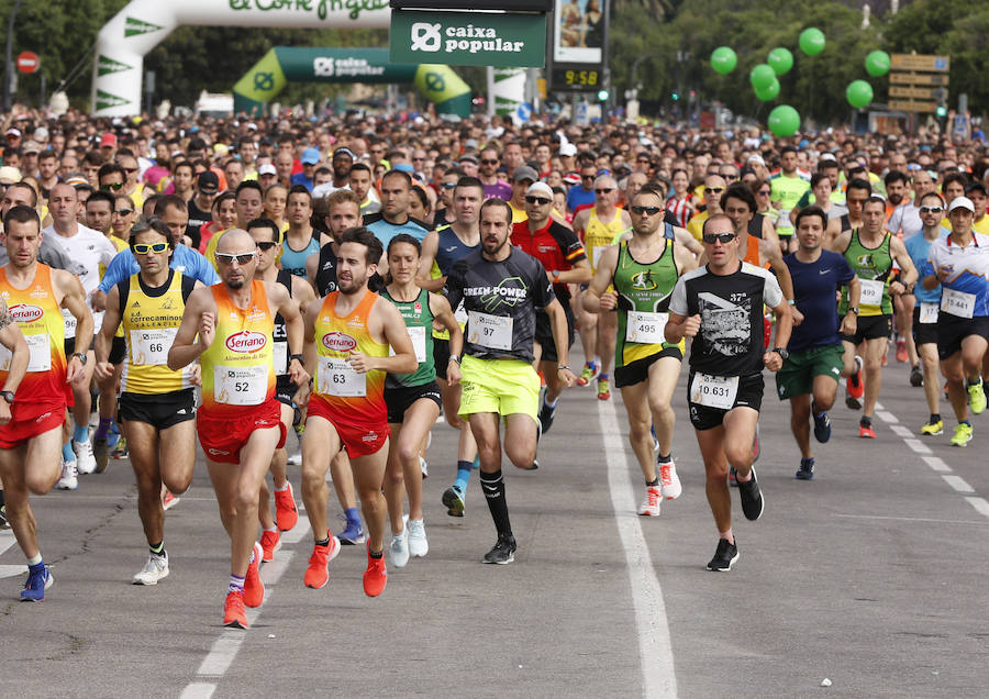 La Volta a Peu ya tiene nuevos vencedores. Los atletas del Cárnicas Serrano, Alberto López y Marta Esteban han sido los más rápidos en sus respectivas categorías y se han alzado con el oro de la prueba con más historia de la ciudad de Valencia. Más de 10.000 personas han participado en una carrera. 