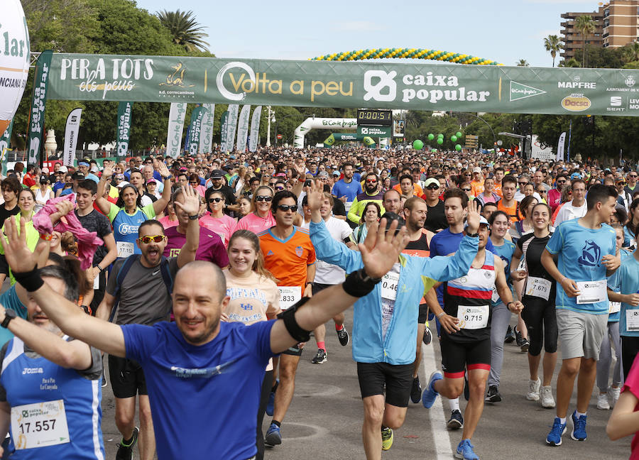 La Volta a Peu ya tiene nuevos vencedores. Los atletas del Cárnicas Serrano, Alberto López y Marta Esteban han sido los más rápidos en sus respectivas categorías y se han alzado con el oro de la prueba con más historia de la ciudad de Valencia. Más de 10.000 personas han participado en una carrera. 