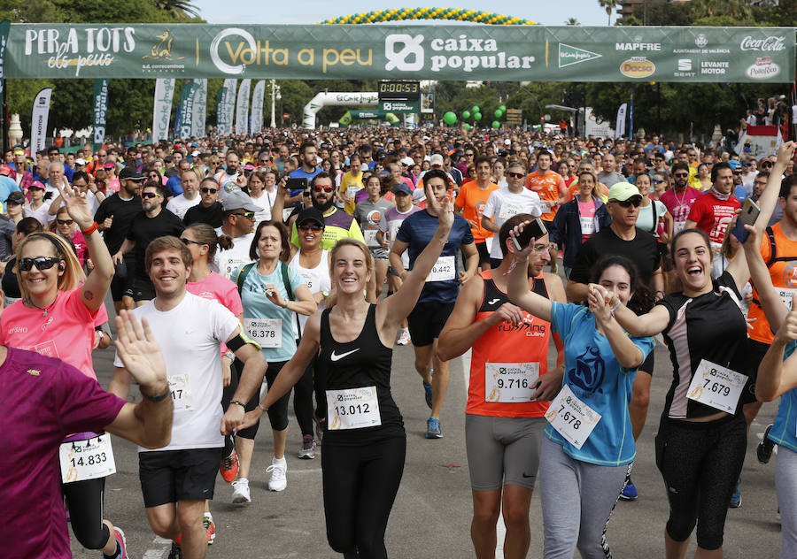 La Volta a Peu ya tiene nuevos vencedores. Los atletas del Cárnicas Serrano, Alberto López y Marta Esteban han sido los más rápidos en sus respectivas categorías y se han alzado con el oro de la prueba con más historia de la ciudad de Valencia. Más de 10.000 personas han participado en una carrera. 