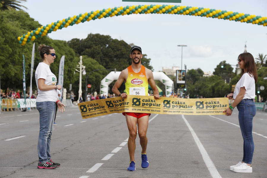 La Volta a Peu ya tiene nuevos vencedores. Los atletas del Cárnicas Serrano, Alberto López y Marta Esteban han sido los más rápidos en sus respectivas categorías y se han alzado con el oro de la prueba con más historia de la ciudad de Valencia. Más de 10.000 personas han participado en una carrera. 