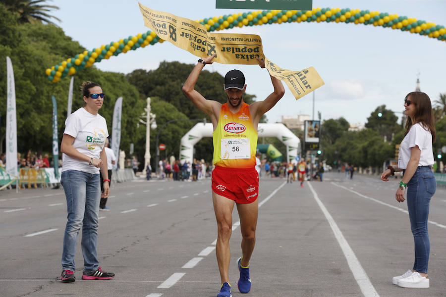 La Volta a Peu ya tiene nuevos vencedores. Los atletas del Cárnicas Serrano, Alberto López y Marta Esteban han sido los más rápidos en sus respectivas categorías y se han alzado con el oro de la prueba con más historia de la ciudad de Valencia. Más de 10.000 personas han participado en una carrera. 