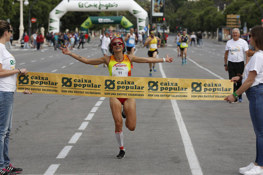 La Volta a Peu ya tiene nuevos vencedores. Los atletas del Cárnicas Serrano, Alberto López y Marta Esteban han sido los más rápidos en sus respectivas categorías y se han alzado con el oro de la prueba con más historia de la ciudad de Valencia. Más de 10.000 personas han participado en una carrera. 