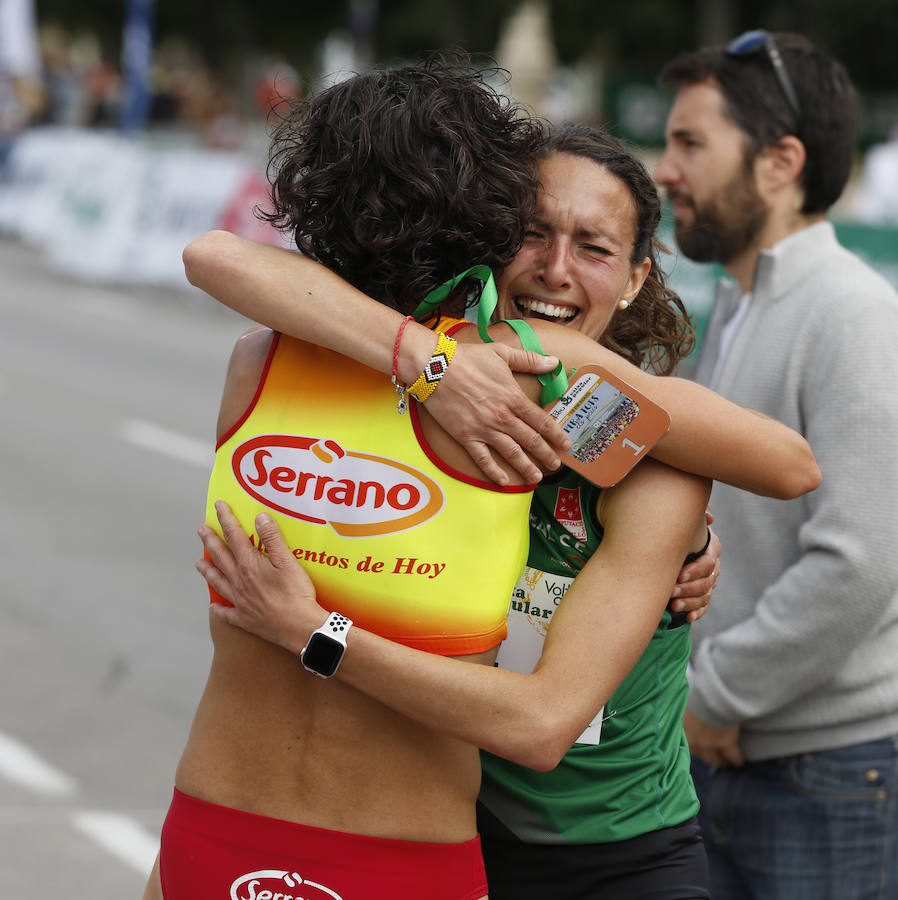 La Volta a Peu ya tiene nuevos vencedores. Los atletas del Cárnicas Serrano, Alberto López y Marta Esteban han sido los más rápidos en sus respectivas categorías y se han alzado con el oro de la prueba con más historia de la ciudad de Valencia. Más de 10.000 personas han participado en una carrera. 